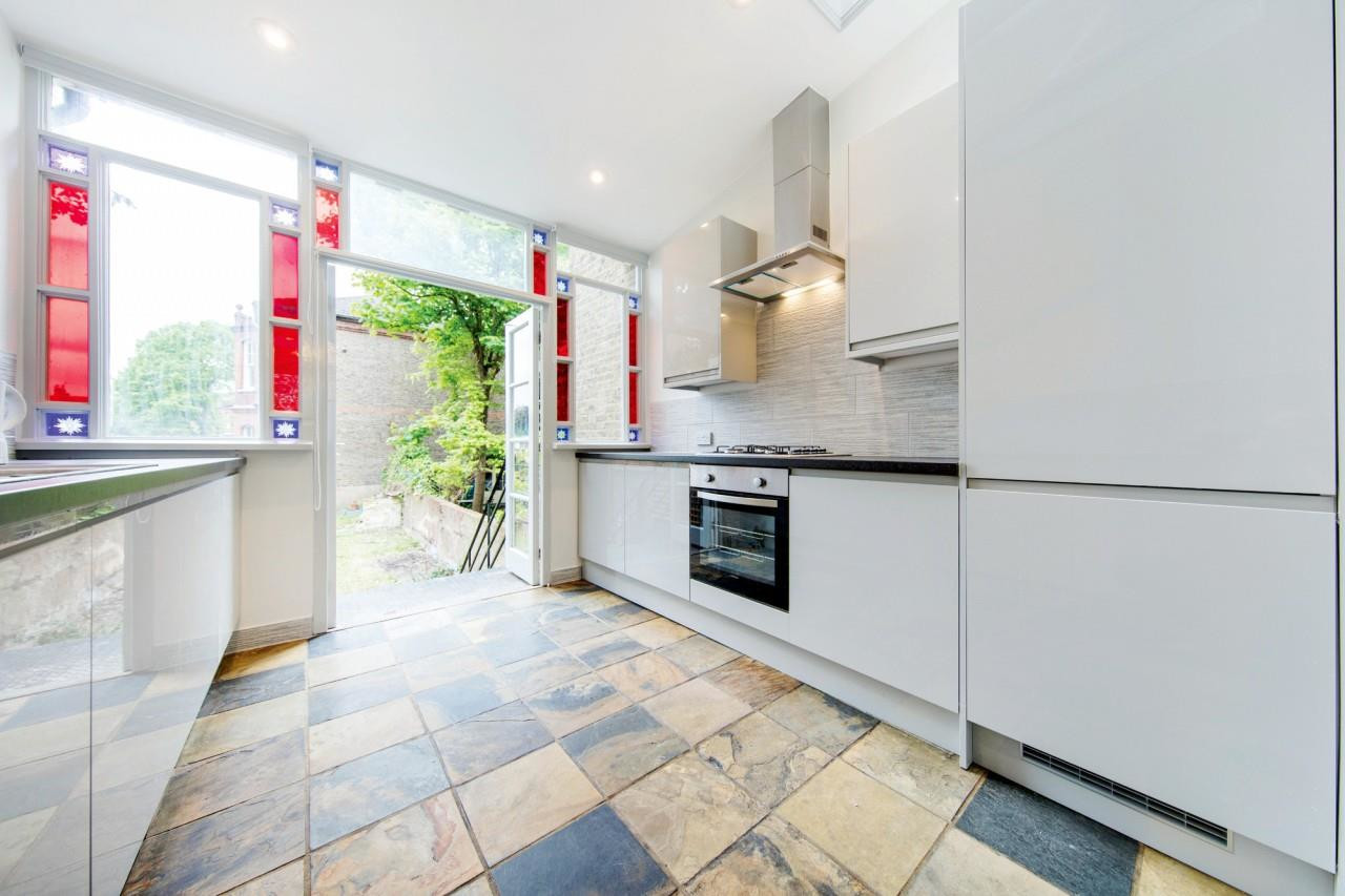 Kings Avenue, SW4