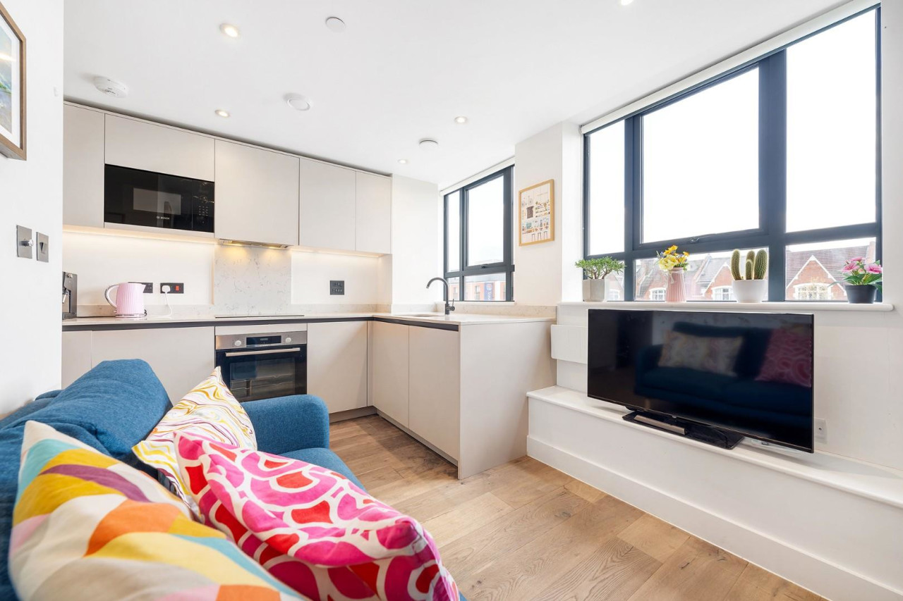 Balham High Road, SW12