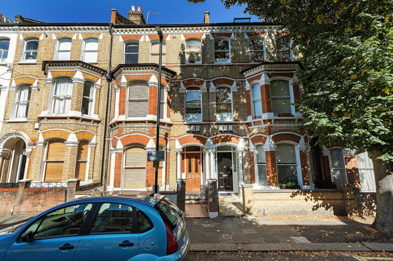 Flat for sale on St. Luke's Avenue, SW4, Ref 29117661 Keating Estates